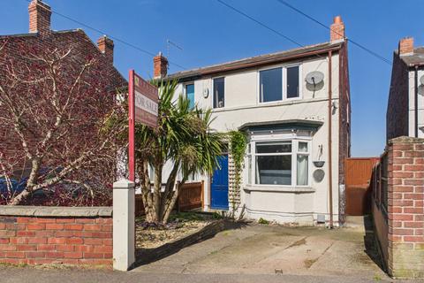 2 bed property, in Greenfield Road, £270,000