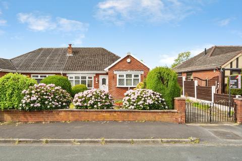 2 bed property, in Balmoral Drive, £200,000