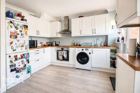 3 bed property, in Stonefield, £300,000