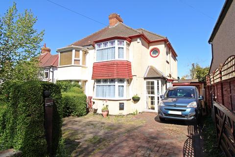3 bed property, in Lime Tree Walk, £595,000