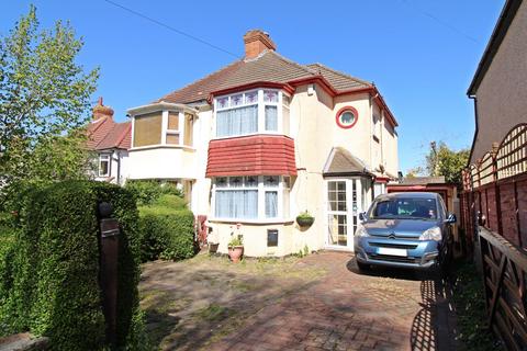 3 bed property, in Lime Tree Walk, £595,000