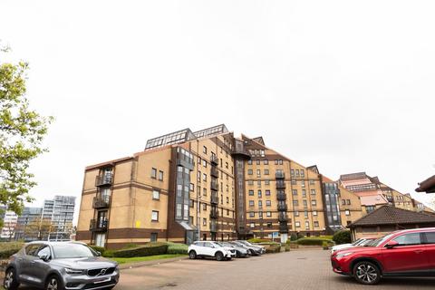 1 bed property, in Mavisbank Gardens, £135,000