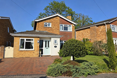 4 bed property, in HEATH LAWNS, £479,950