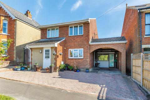 4 bed property, in Gurnard, £560,000