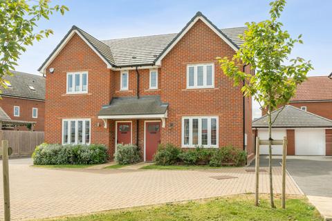 3 bed property, in Sonning Place, £500,000