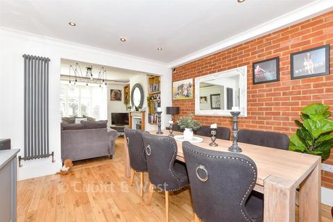 3 bed property, in Sunningdale Road, £370,000