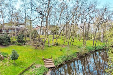 4 bed property, in Valley Drive, £750,000