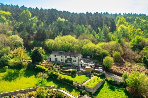 5 bed property, in James Walk, £600,000