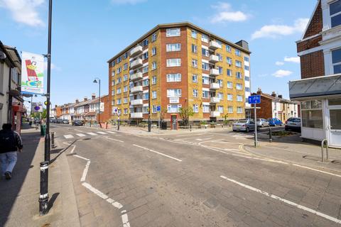 2 bed property, in Bramble Road, £130,000