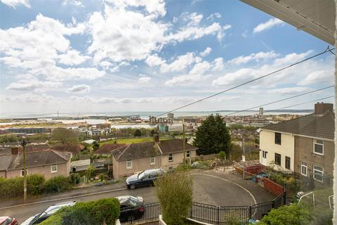 2 bed property, in Wallace Road, £130,000