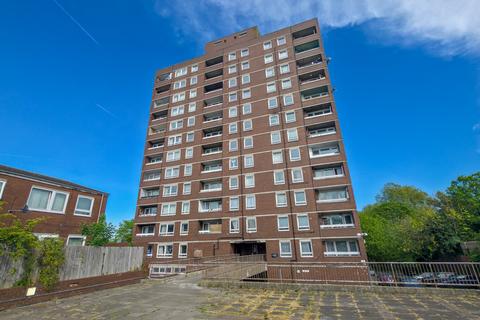 2 bed property, in Azile Everitt House, £160,000