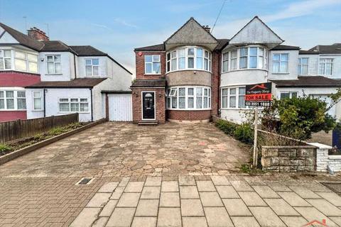 3 bed property, in Mayfield Avenue, £775,000