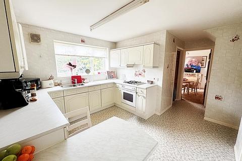 4 bed property, in Fairways, £460,000
