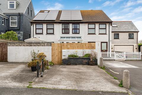 2 bed property, in Lanhenvor Avenue, £275,000