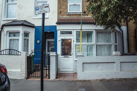 1 bed property, in Pearcroft Road, £290,000