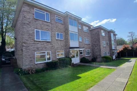 2 bed property, in Simon Close, £70,000