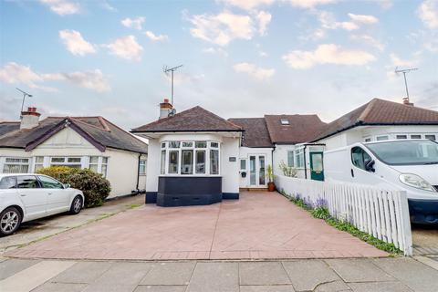 2 bed property, in Elmsleigh Drive, £425,000