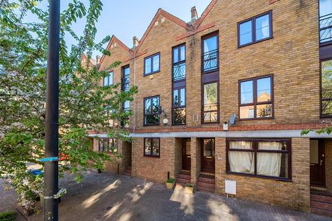 3 bed property, in Brunswick Quay, £850,000