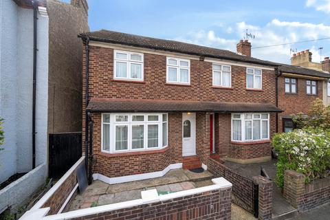 2 bed property, in Eastcombe Avenue, £675,000