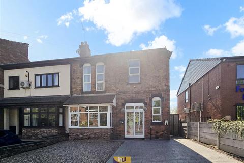 4 bed property, in Wellington Road, £425,000