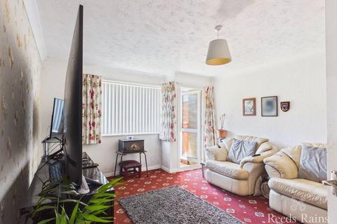 1 bed property, in Biggin Close, £105,000