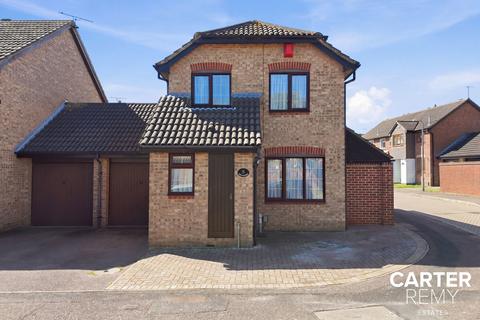 3 bed property, in Ark Avenue, £425,000