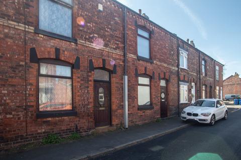 2 bed property, in Queen Street, £93,000