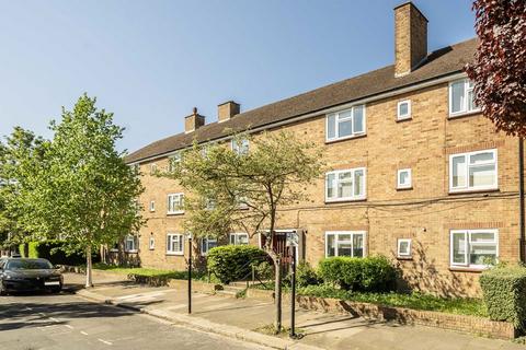 2 bed property, in St. Albans Avenue, £399,950