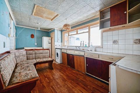 3 bed property, in Upwell Road, £295,000