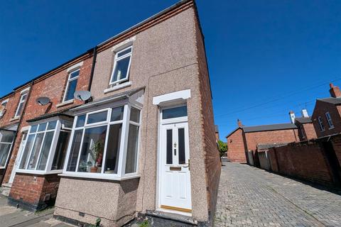 2 bed property, in Henderson Street, £90,000