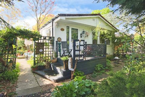 2 bed property, in Hunt Hall Lane, £150,000