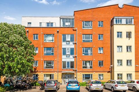 6 bed property, in Master Gunner Place, £360,000
