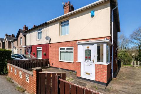2 bed property, in Windermere Road, £80,000