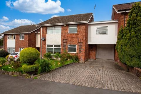 4 bed property, in Foxleys, £725,000