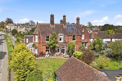 5 bed property, in Parkside Avenue, £850,000