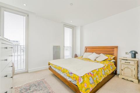 2 bed property, in The Hayes, £180,000