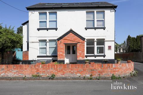 2 bed property, in 70 Pavenhill, £179,995