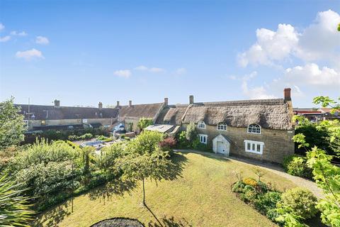 5 bed property, in Broadway, £675,000