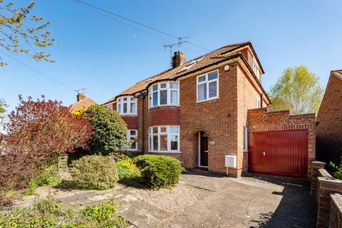 4 bed property, in Oakland Avenue, £450,000