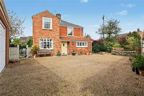 3 bed property, in Chapelfield, £425,000