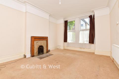 2 bed property, in Cedar Road, £450,000