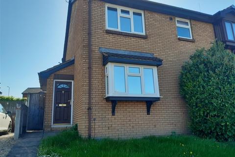 1 bed property, in Manor Farm Road, £80,000