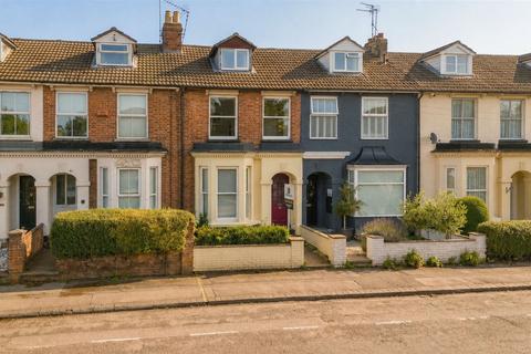 4 bed property, in Tring Road, £410,000