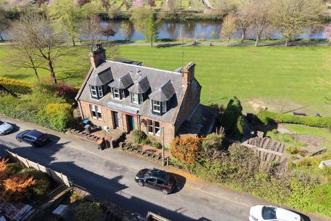 3 bed property, in Kingholm Road, £180,000