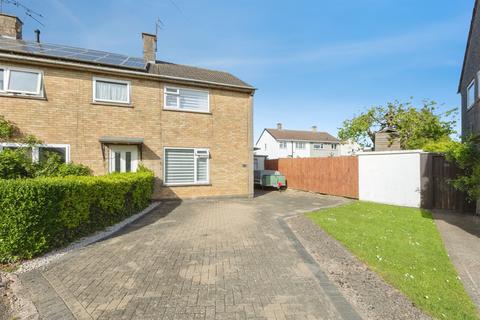 2 bed property, in Woburn Close, £180,000