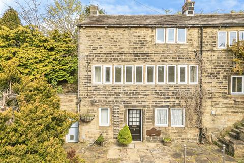 2 bed property, in Dam Hill, £225,000