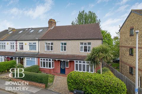 5 bed property, in Grove Road, £700,000