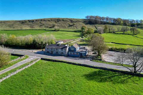 4 bed property, in Taddington, £525,000