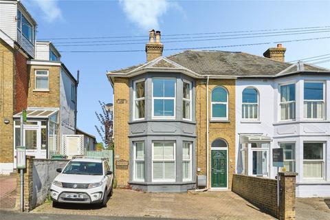 2 bed property, in Mill Hill Road, £199,950