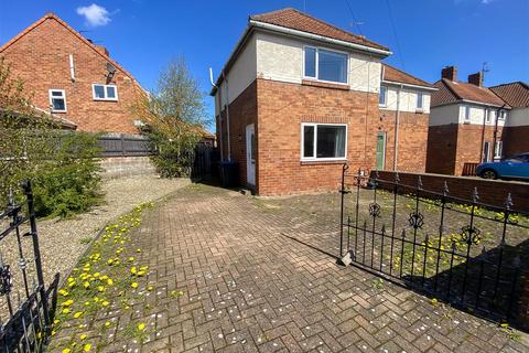 2 bed property, in Surrey Place, £70,000
